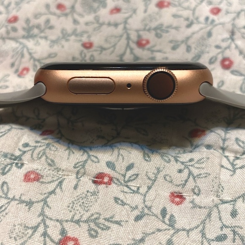 Apple Watch Series 4 Rose Gold 44mm - Picture 4 of 8